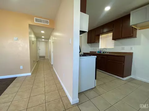 Entry Way - 409 Sudan Ave, Buttonwillow, CA 93206 photo 2 of 4
