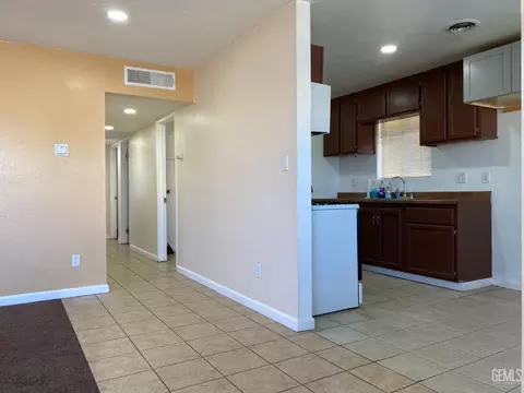 Entry Way - 409 Sudan Ave, Buttonwillow, CA 93206 photo 1 of 4