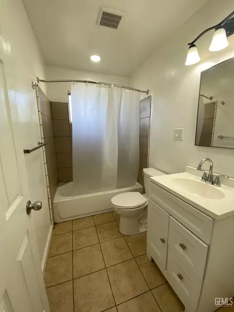 Bath - 409 Sudan Ave, Buttonwillow, CA 93206 photo 1 of 1