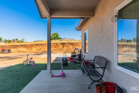 Exterior - 20141 La Jara Dr, Tehachapi, CA 93561 photo 4 of 9