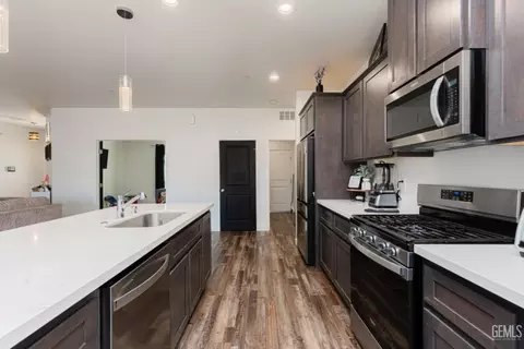 Kitchen - 20141 La Jara Dr, Tehachapi, CA 93561 photo 2 of 2