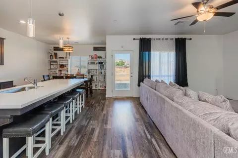 Entry Way - 20141 La Jara Dr, Tehachapi, CA 93561 photo 3 of 4