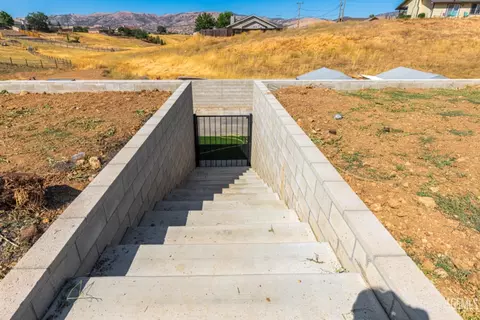 Exterior - 20141 La Jara Dr, Tehachapi, CA 93561 photo 6 of 9