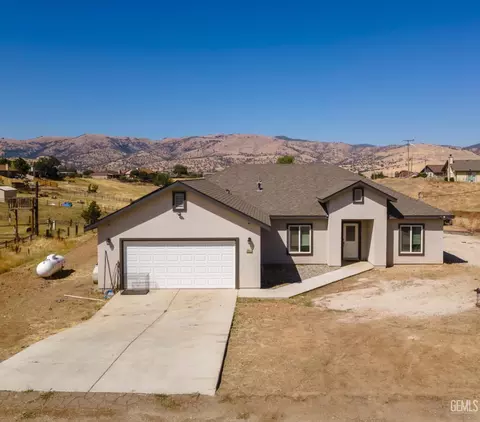 Exterior - 20141 La Jara Dr, Tehachapi, CA 93561 photo 3 of 9