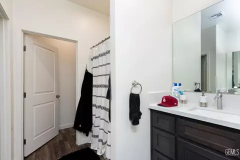 Bath - 20141 La Jara Dr, Tehachapi, CA 93561 photo 2 of 2