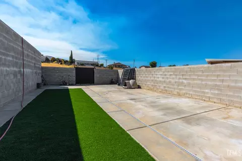 Exterior - 20141 La Jara Dr, Tehachapi, CA 93561 photo 7 of 9