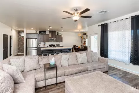 Living - 20141 La Jara Dr, Tehachapi, CA 93561 photo 2 of 2