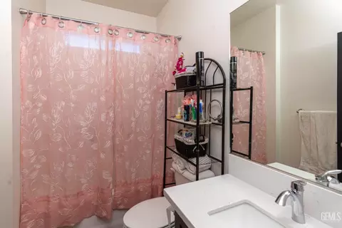 Bath - 20141 La Jara Dr, Tehachapi, CA 93561 photo 1 of 2