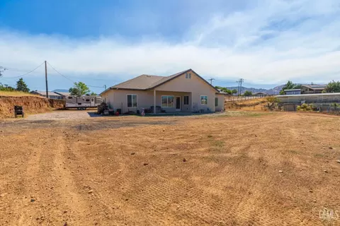 Exterior - 20141 La Jara Dr, Tehachapi, CA 93561 photo 5 of 9