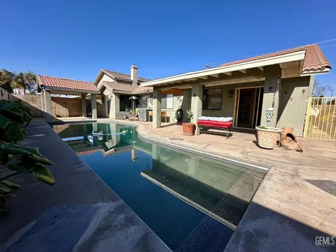Exterior - 707 Fairview Rd, Bakersfield, CA 93307 photo 4 of 5