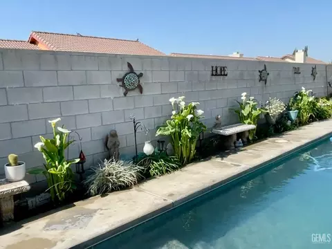 Exterior - 707 Fairview Rd, Bakersfield, CA 93307 photo 3 of 5
