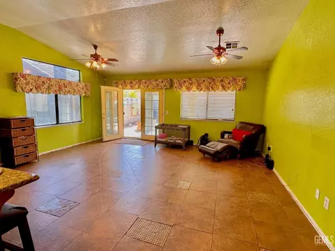 Living - 707 Fairview Rd, Bakersfield, CA 93307 photo 1 of 2