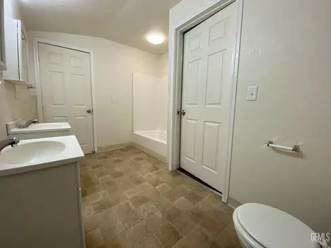 Bath - 405 A St, Taft, CA 93268 photo 1 of 2