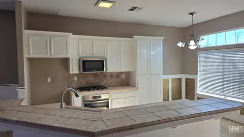 4100 Northwind Dr, Bakersfield, CA 93313 photo 2