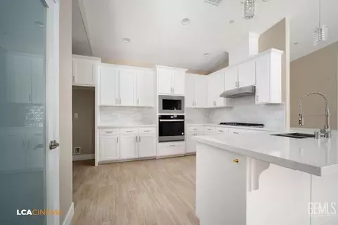 Kitchen - 735 Sammy Way, Shafter, CA 93263 photo 2 of 2