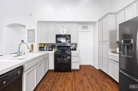Kitchen - 2604 Rain Dr, Bakersfield, CA 93313 photo 2 of 4