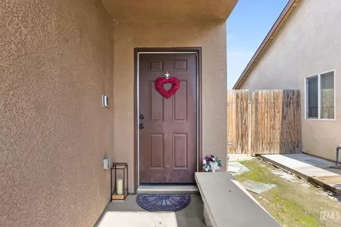 Entry Way - 2604 Rain Dr, Bakersfield, CA 93313 photo 1 of 3
