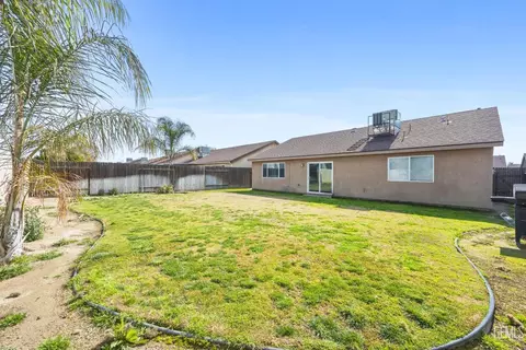 Exterior - 2604 Rain Dr, Bakersfield, CA 93313 photo 5 of 6