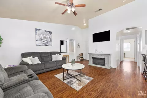 Entry Way - 2604 Rain Dr, Bakersfield, CA 93313 photo 2 of 3