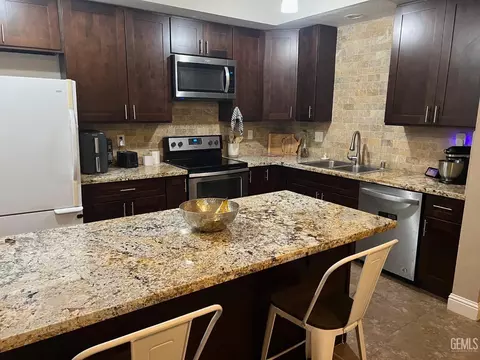 Kitchen - 7117 Hanover Cir, Bakersfield, CA 93309 photo 2 of 3