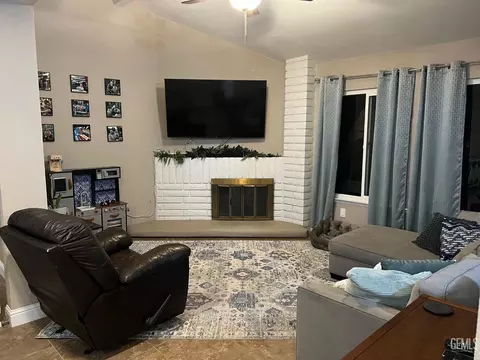 Living - 7117 Hanover Cir, Bakersfield, CA 93309 photo 1 of 3