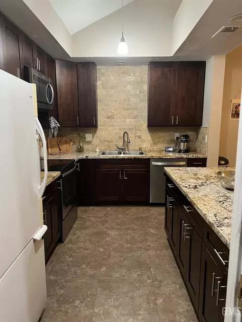 Kitchen - 7117 Hanover Cir, Bakersfield, CA 93309 photo 3 of 3