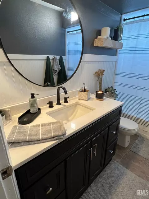 Bath - 7117 Hanover Cir, Bakersfield, CA 93309 photo 1 of 2