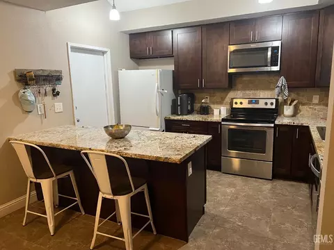 Kitchen - 7117 Hanover Cir, Bakersfield, CA 93309 photo 1 of 3
