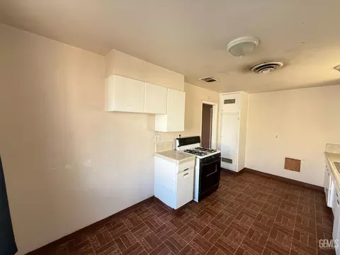 313 Van Buren St, Taft, CA 93268 photo 6
