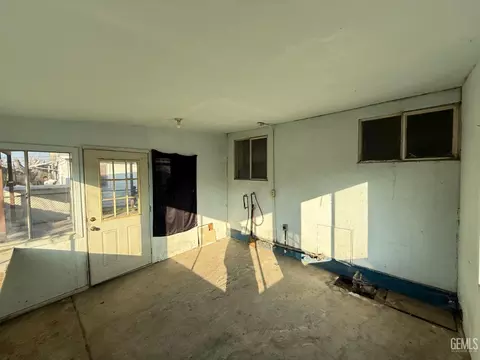 313 Van Buren St, Taft, CA 93268 photo 17