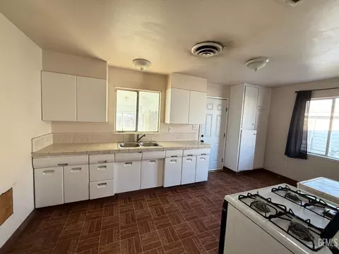 313 Van Buren St, Taft, CA 93268 photo 5