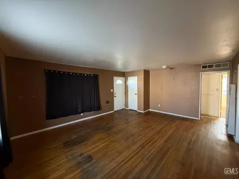 313 Van Buren St, Taft, CA 93268 photo 4
