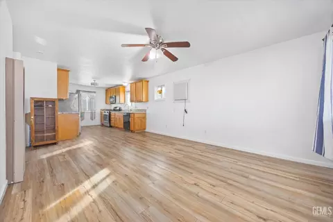 Living - 707 A St, Taft, CA 93268 photo 1 of 2