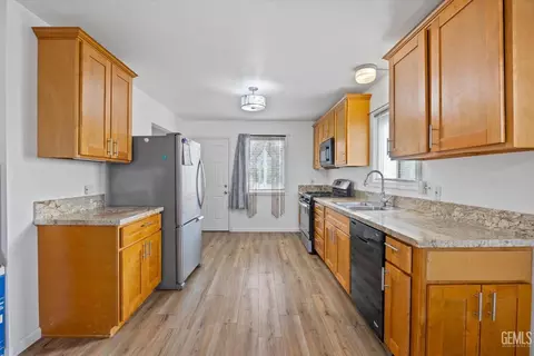 Kitchen - 707 A St, Taft, CA 93268 photo 1 of 4