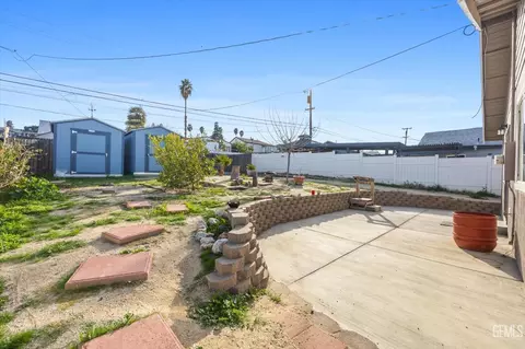 Exterior - 707 A St, Taft, CA 93268 photo 7 of 10