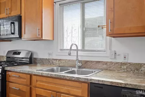 Kitchen - 707 A St, Taft, CA 93268 photo 3 of 4