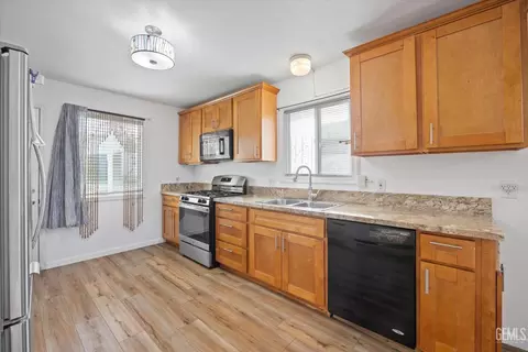 Kitchen - 707 A St, Taft, CA 93268 photo 2 of 4
