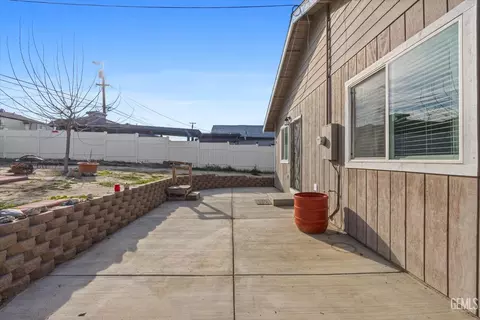 Exterior - 707 A St, Taft, CA 93268 photo 6 of 10