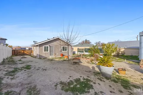 Exterior - 707 A St, Taft, CA 93268 photo 8 of 10