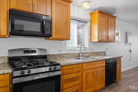 Kitchen - 707 A St, Taft, CA 93268 photo 4 of 4