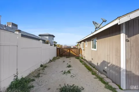 Exterior - 707 A St, Taft, CA 93268 photo 10 of 10