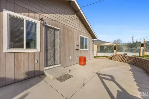 Exterior - 707 A St, Taft, CA 93268 photo 5 of 10