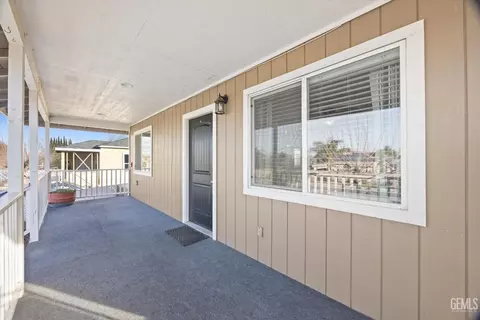 Exterior - 707 A St, Taft, CA 93268 photo 2 of 10