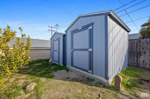 Exterior - 707 A St, Taft, CA 93268 photo 9 of 10