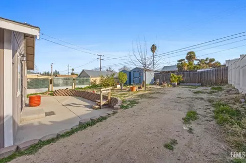 Exterior - 707 A St, Taft, CA 93268 photo 4 of 10