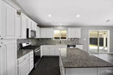 Kitchen - 3207 Watergrass Rd, Bakersfield, CA 93306 photo 3 of 3