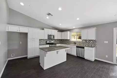 Kitchen - 3207 Watergrass Rd, Bakersfield, CA 93306 photo 1 of 3