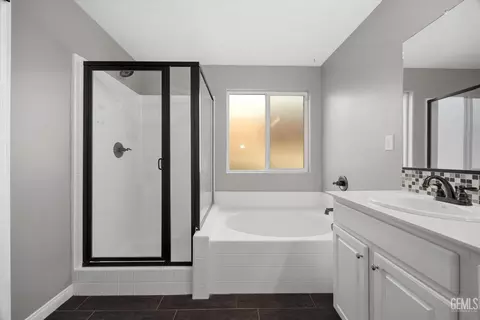 Bath - 3207 Watergrass Rd, Bakersfield, CA 93306 photo 2 of 4