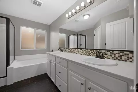 Bath - 3207 Watergrass Rd, Bakersfield, CA 93306 photo 1 of 4