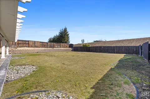 Exterior - 3207 Watergrass Rd, Bakersfield, CA 93306 photo 4 of 8